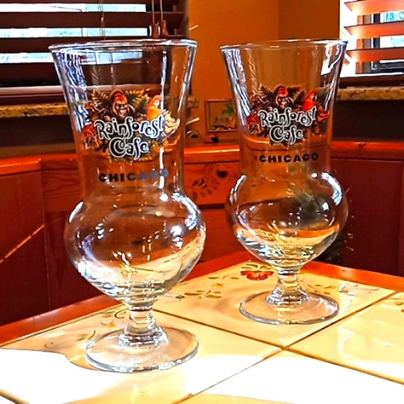 Rainforest Cafe "Chicago" 8" Hurricane Cocktail Glasses. Set of 2. Ext Cond. - Picture 5 of 7